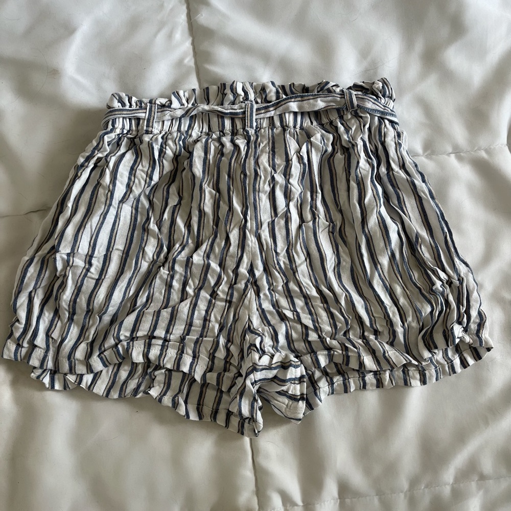 HOLLISTER ULTRA HIGH RISE SHORTS ✨ - Picture 3 of 3